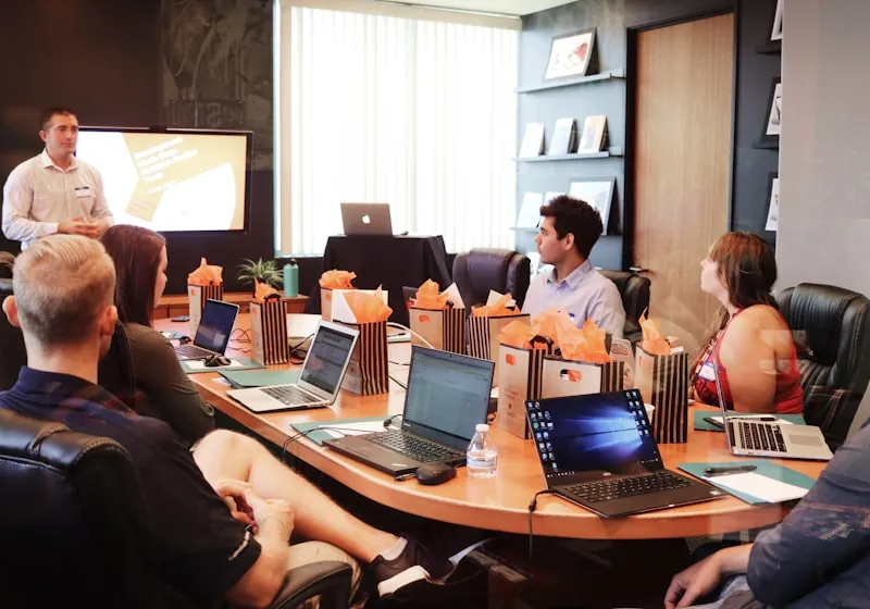 Team meeting with a presentation, illustrating the Dynagest communication approach